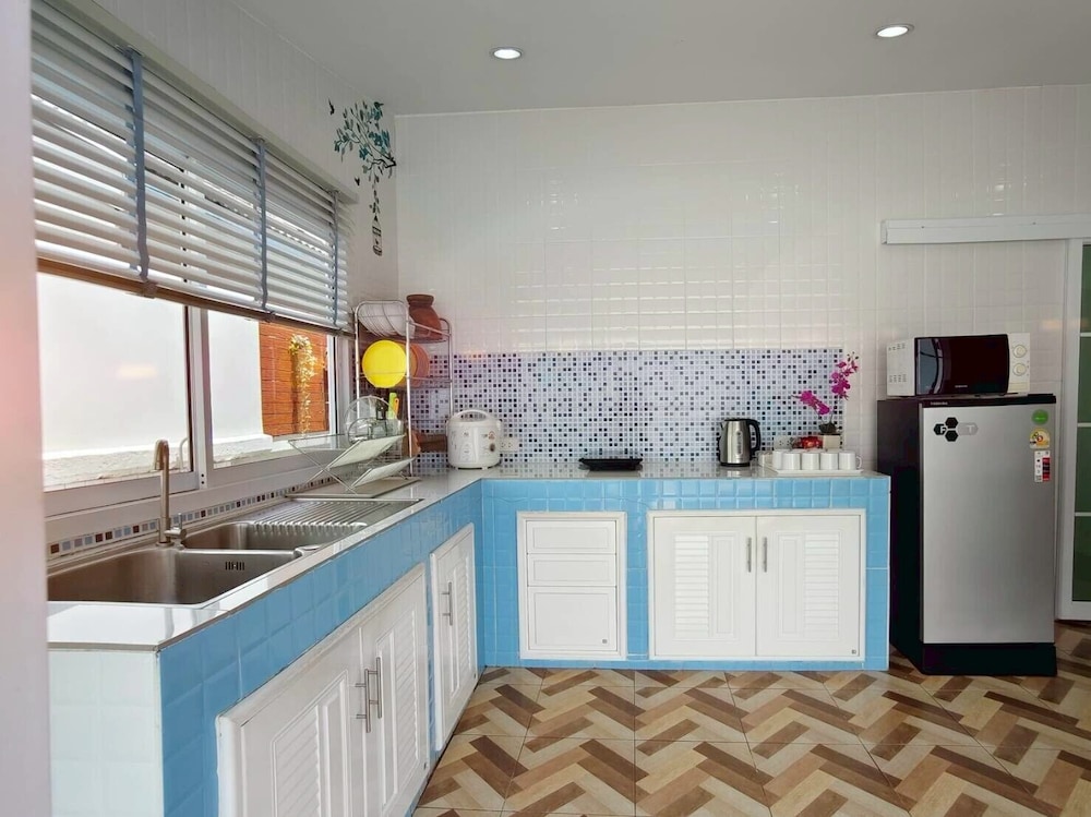 Canary Pool Villa Bangsaen