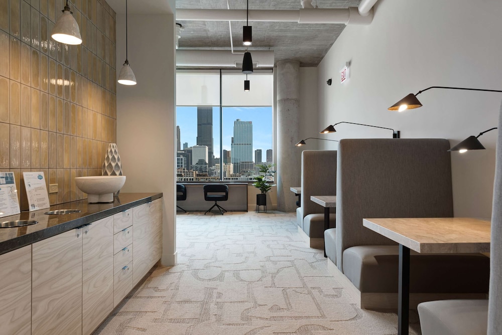 West Loop Retreat High-end Walk to Everything