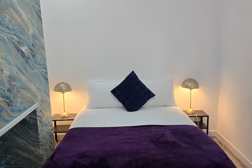 4 Bed-sleeps 9-private Garden-free Parking