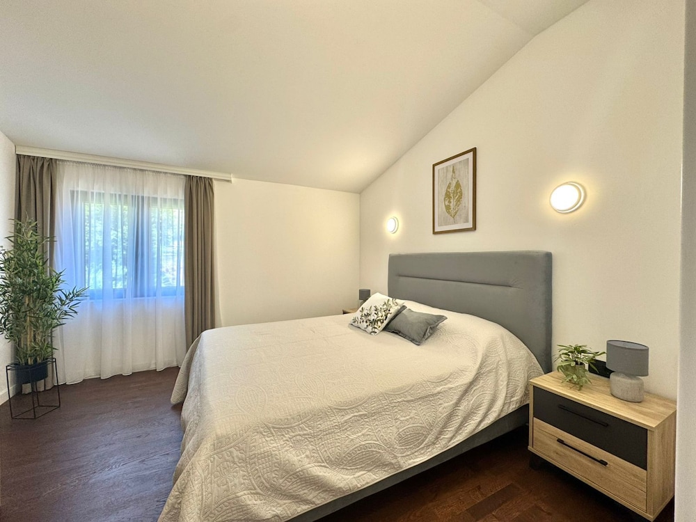Sunny Bay Apartments