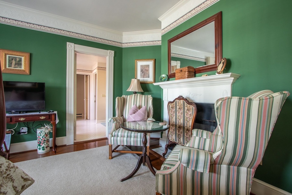 The Oaks Victorian Inn