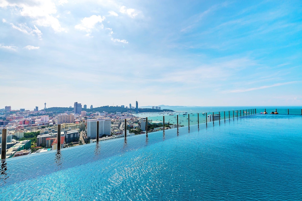 The Base Central Pattaya by Favstay
