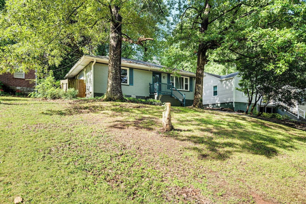 Walk to Golf: Cozy Home w/ Lush Yard in Atlanta!