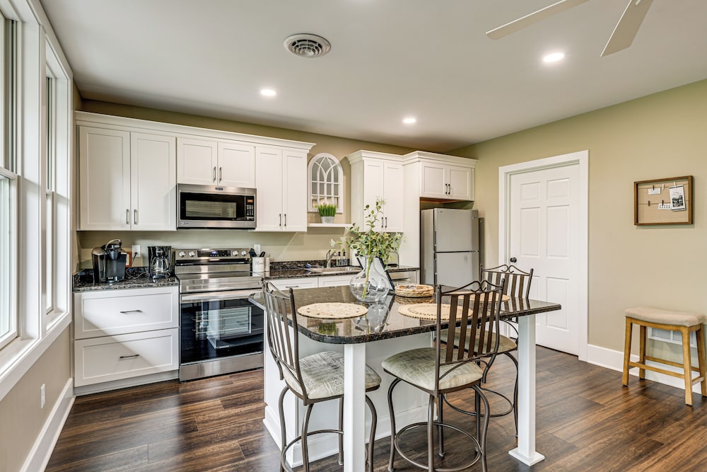 Luxurious 'litfin Loft' - Walk to Main St Akron