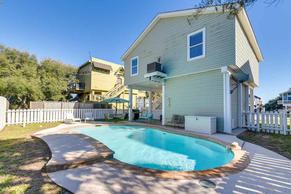 Galveston Getaway: Spacious Home < 1 Mi to Beaches