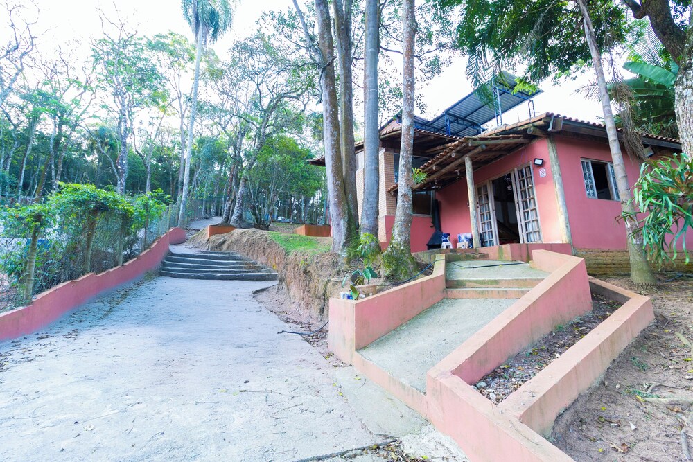 Sítio com 5 suítes e piscina