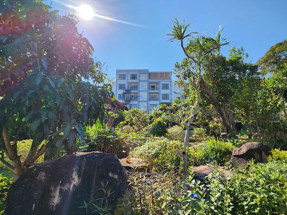 Sunny Shore Resort