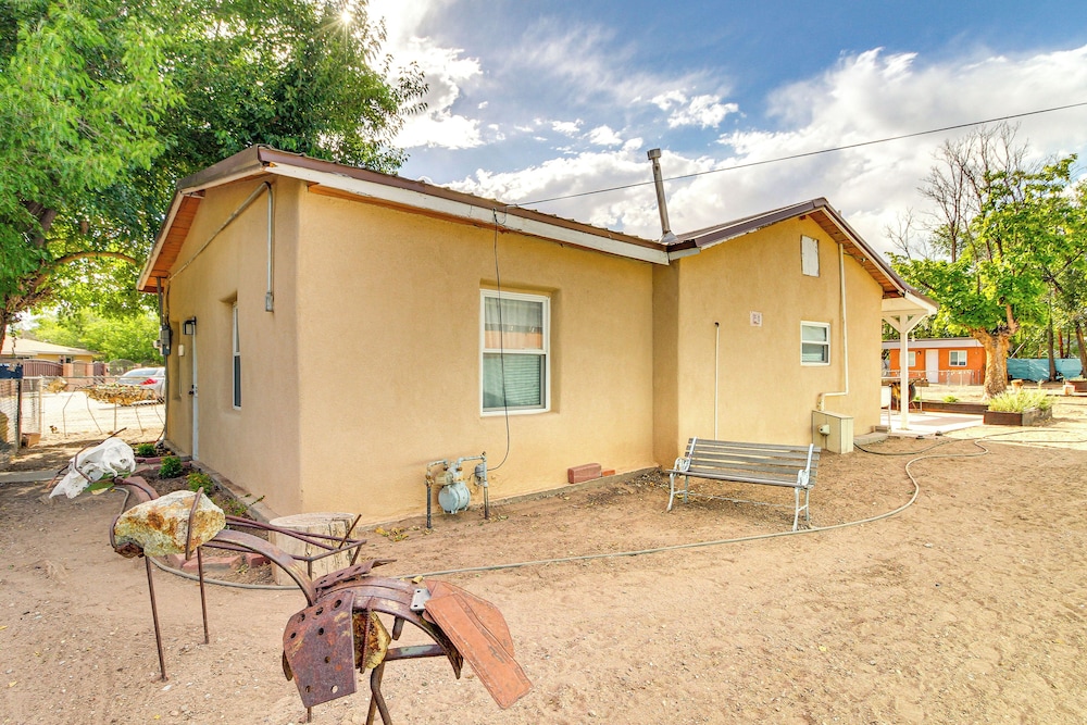 3 Mi to Old Town, Fenced Yard: ABQ Abode!