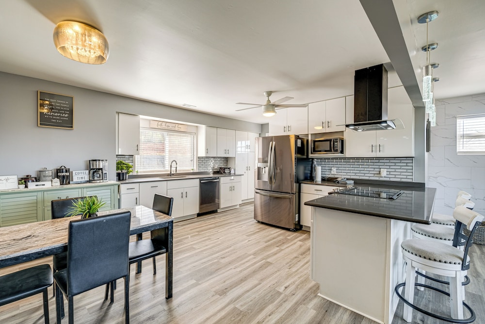 5 Mi to Dtwn: Family-friendly Home in Roanoke!