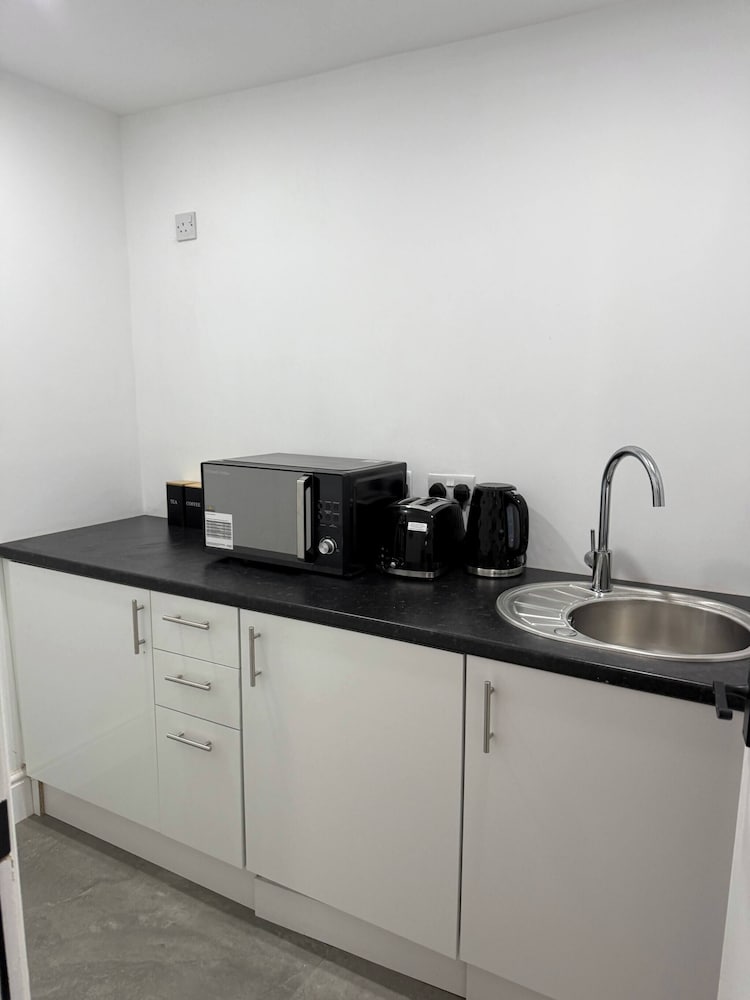 Peaceful Luton Apartment Close to Airport & Amenities