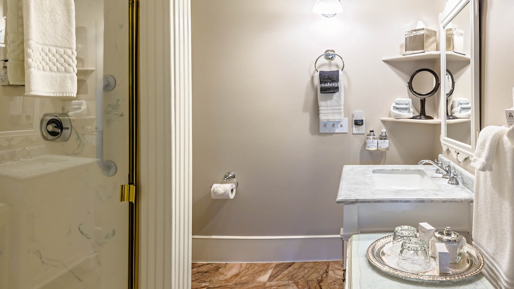 Ashland Vacations - McCall House Boutique Inn - Property Image 1