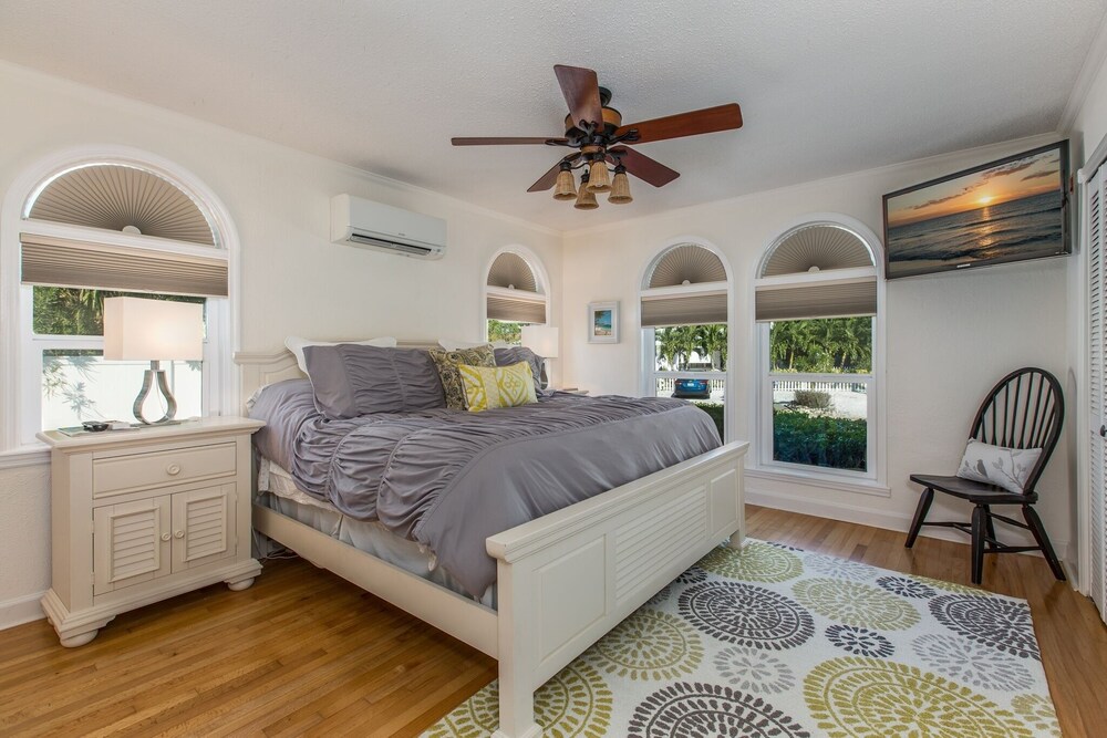 Coastal Beach Escape - Monthly Beach Rental 4 Bedroom Home by RedAwning - Image 5