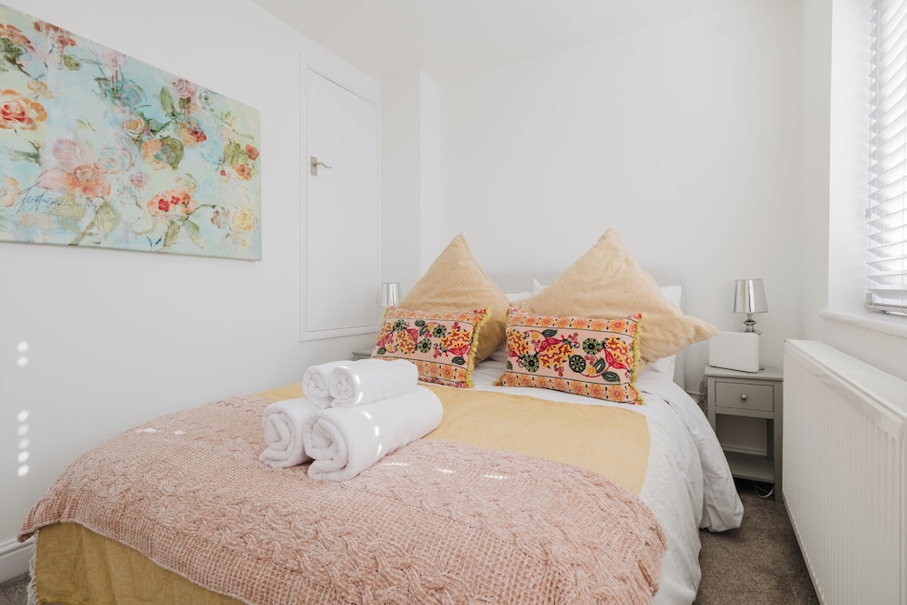 Corner House - Bright 2BD in Cheltenham