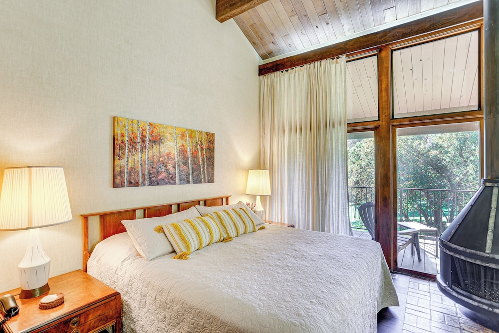 10 Mi to Skiing: Durango Condo w/ Golf Course View