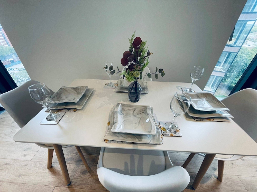 City Sky View Centre Luxe Apartment - 2 Bedrooms