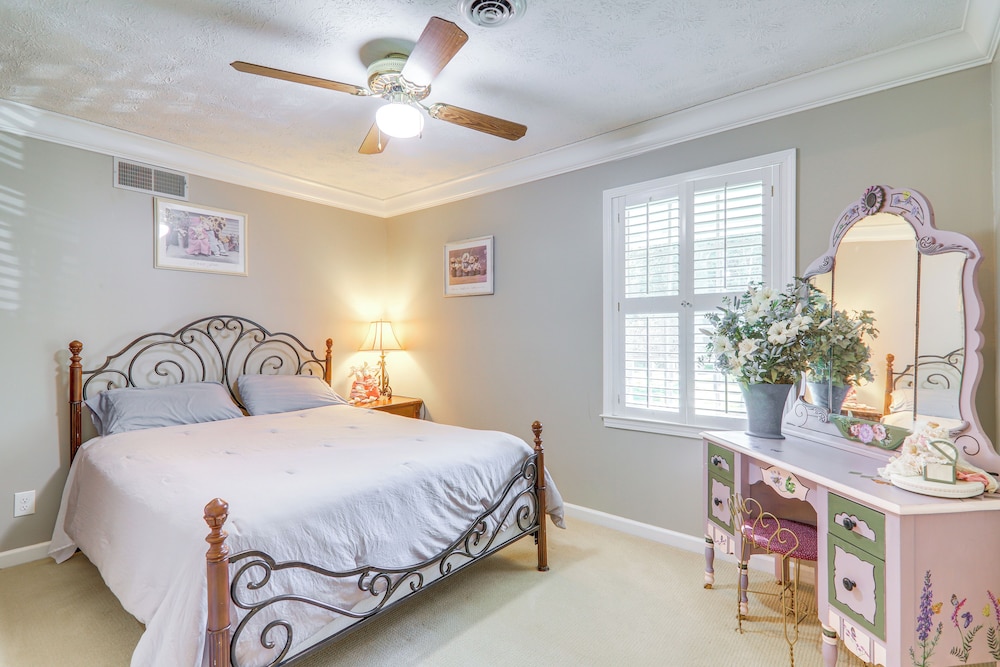 Game Room + Pond: Spacious Gainesville Getaway!