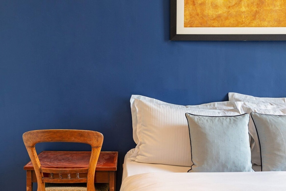 Gorgeous 1 Bedroom in Earl's Court With Vintage Furniture