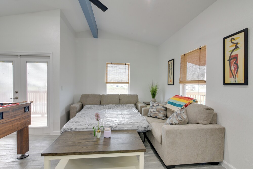 9 Mi to Crystal Beach: Pet-friendly Apt w/ Balcony