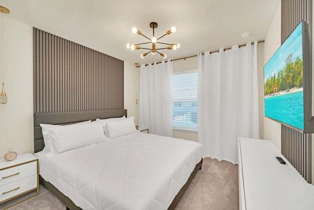 Luxury Home With Splash Pool 5 Bed Townhome! 5 Bedroom Townhouse