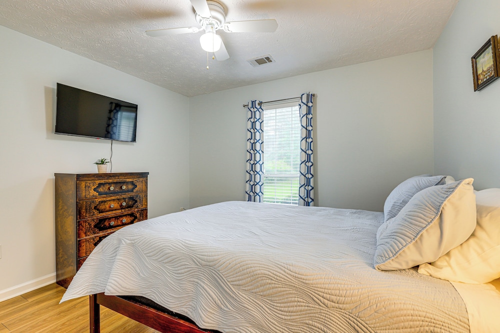 7 Mi to Dtwn Covington: Bright Home w/ Deck & Yard