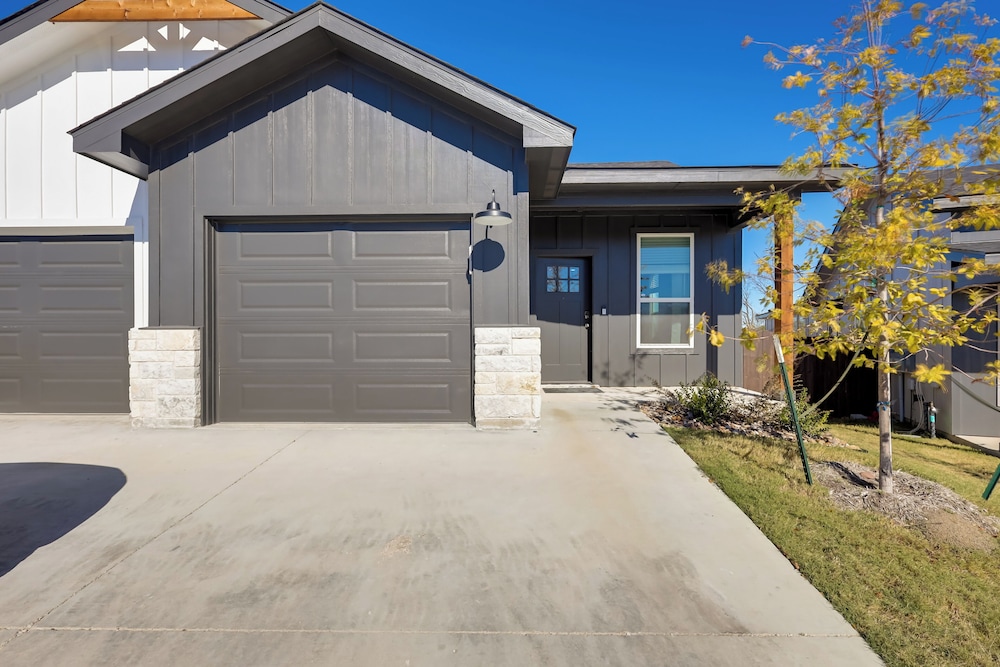 2 Mi to Downtown Temple: Pet-friendly Home w/ Yard