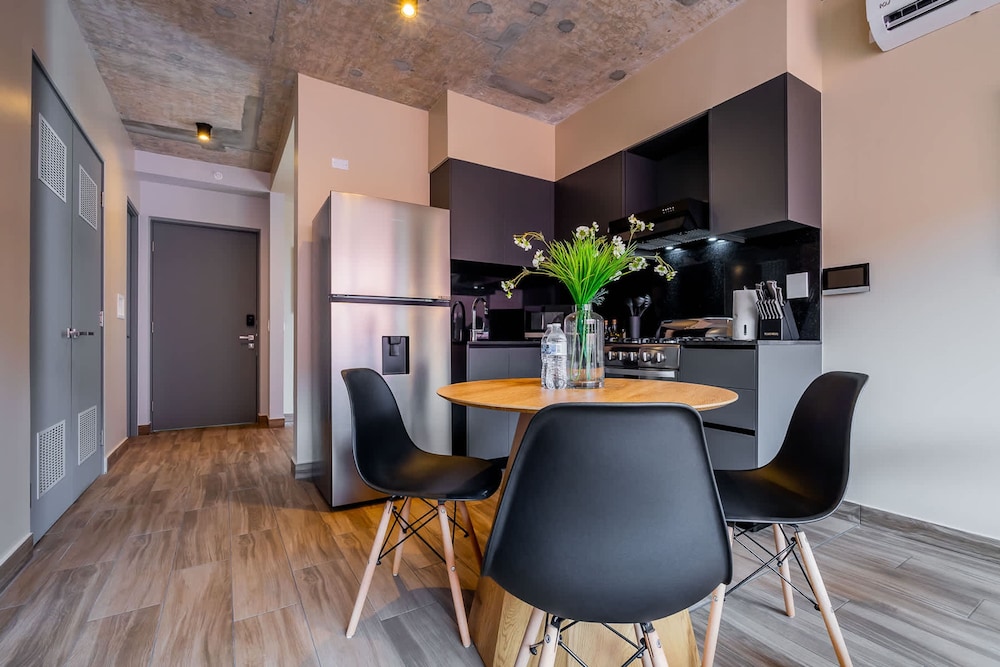 w Majestic 1BR w Great Pool in Centriqo