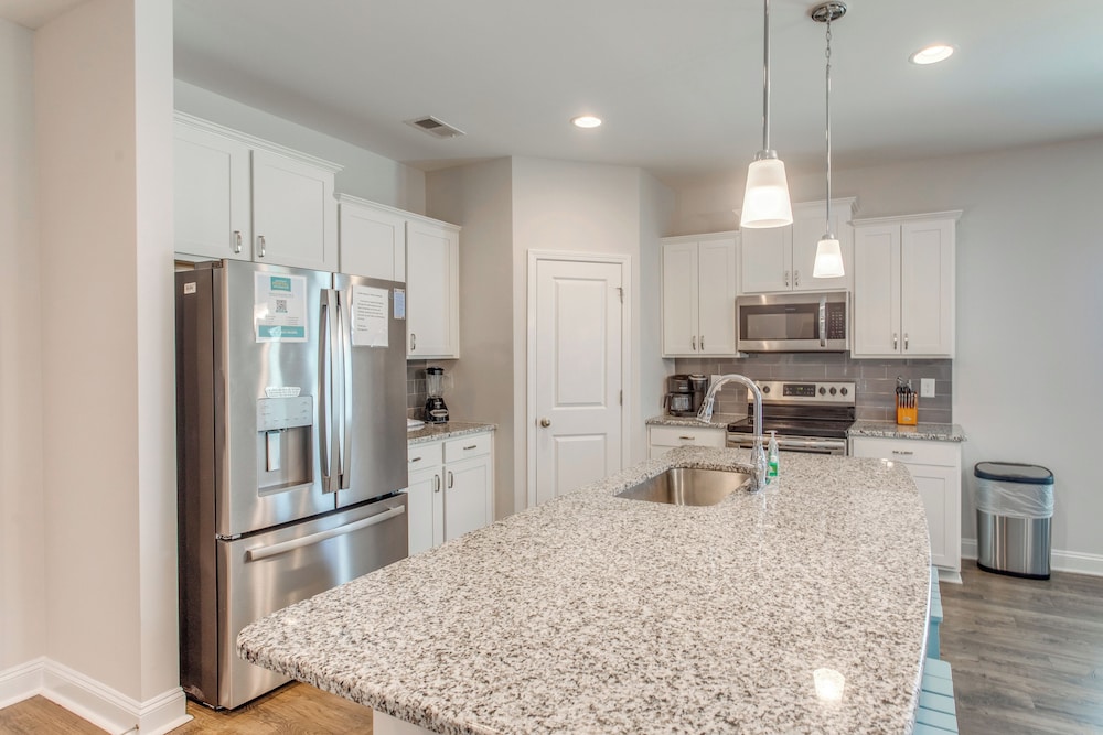 4 Mi to Beaches: Sleek Retreat in Ocean Isle Beach
