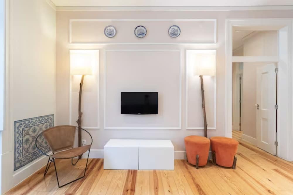 Baixa Cozy 2BR w/Elevator + AC - by LU Holidays view 4