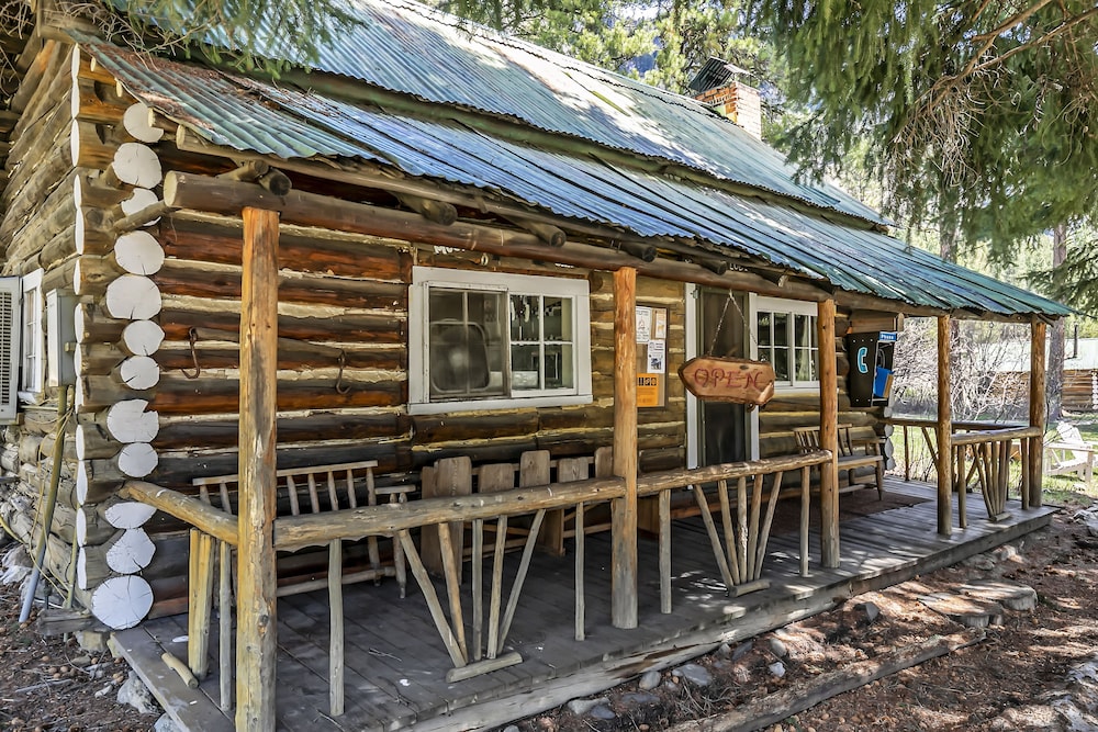 Sawtooth Lodge
