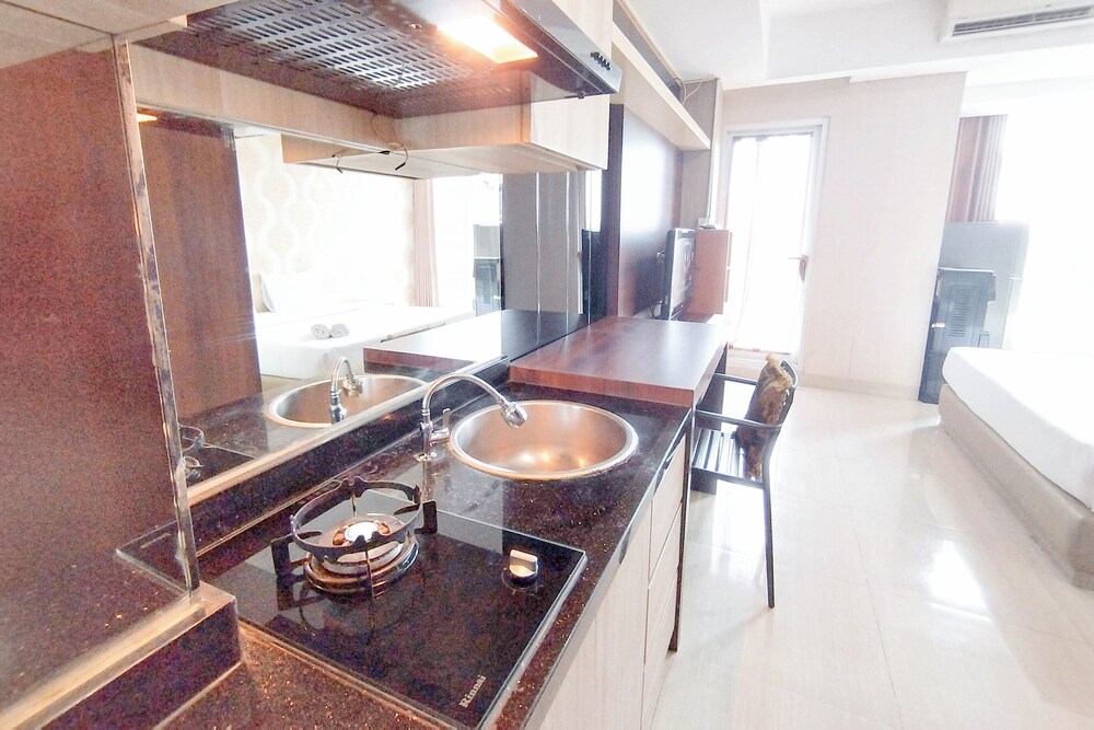 Comfy And Classic Studio At Grand Sungkono Lagoon Apartment