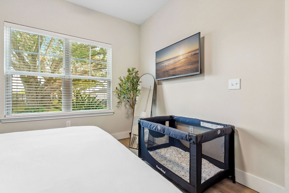 Monarch Apartments 15m to Parks, Pet Friendly, Free Parking by Heavenly Homes