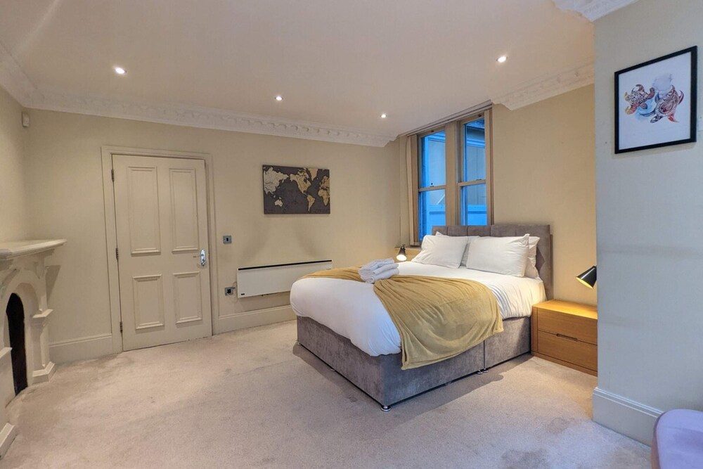 Stunning & Modern 2BD Flat - Manchester! view 3