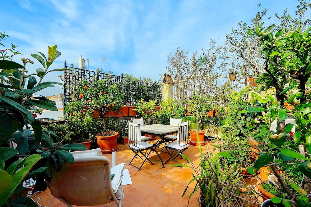 Palazzo Palermo Near the Roman Forum the Perfect Family Oasis in Rome