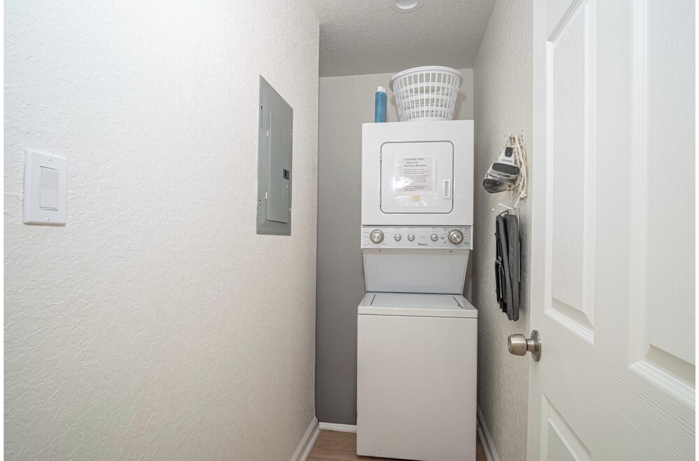 Historic Comfort 2BR/1BA Guesthouse Near Riverwalk