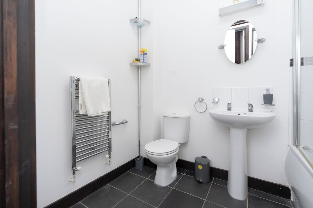 Modern 2-bed Home - Sleeps 6 & Free Parking