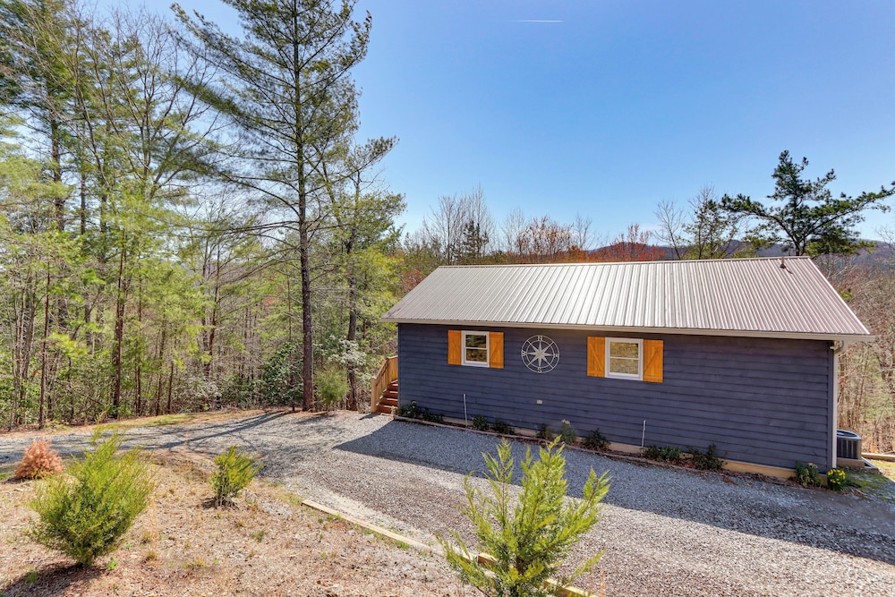 Couple's Retreat: Mtn-view Cabin in Blue Ridge!