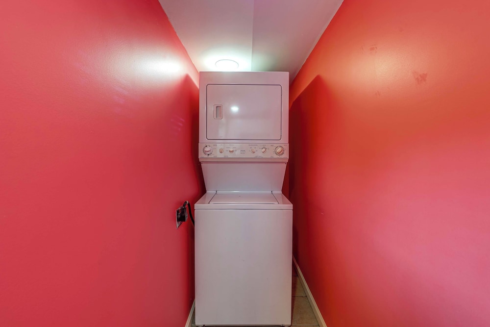11 Mi to Oneida Lake: Spacious Apt in Verona!