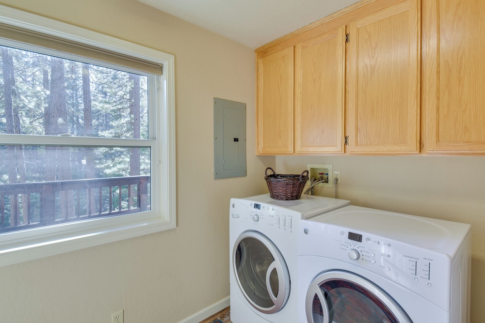 Hot Tub + Pool Table: Cabin Near Calaveras Park!