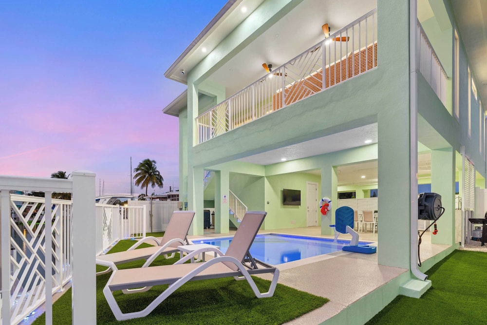 Aqua Verde Waterfront Lux Gem Dock Game Room