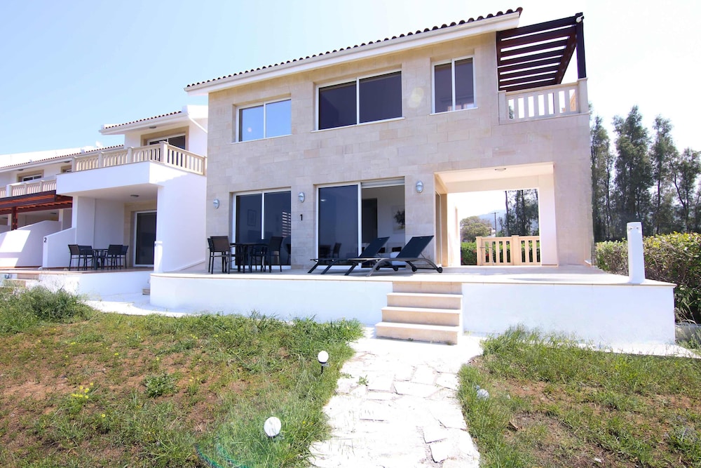 Phaedrus Living: Beachfront Villa Thalassa