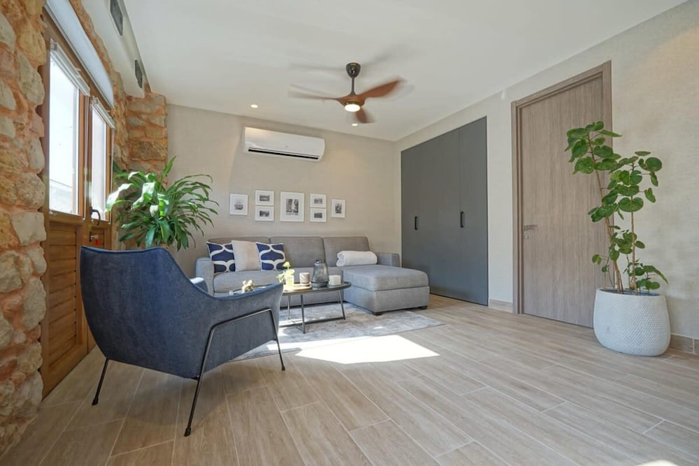 w Lively 1BR in Casco Viejo