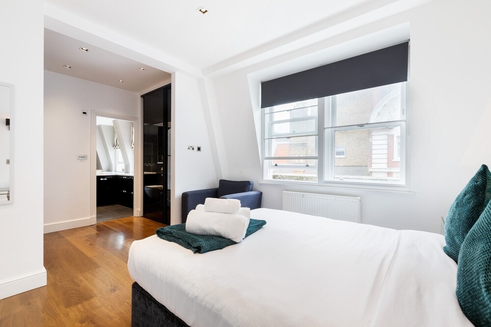 Stylish 2BR 2BA by the Heart of Soho