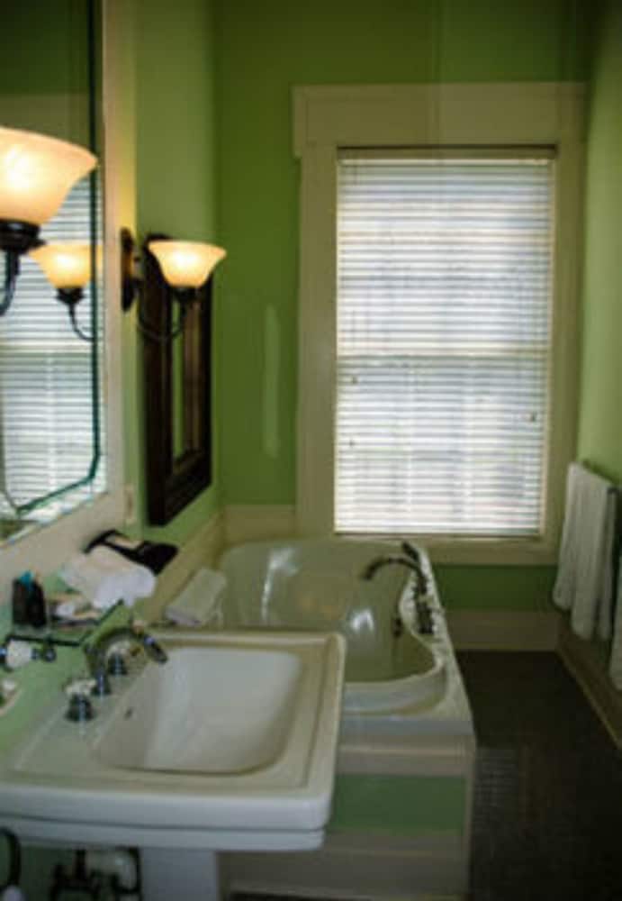 Bourbon Manor B&B