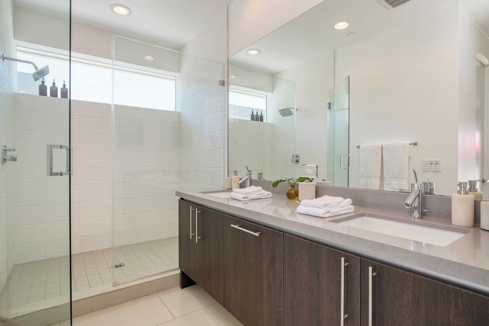 Sleeps 40 3 Luxe Villas Next to Empire Polo Club Putting Green & Pickleball