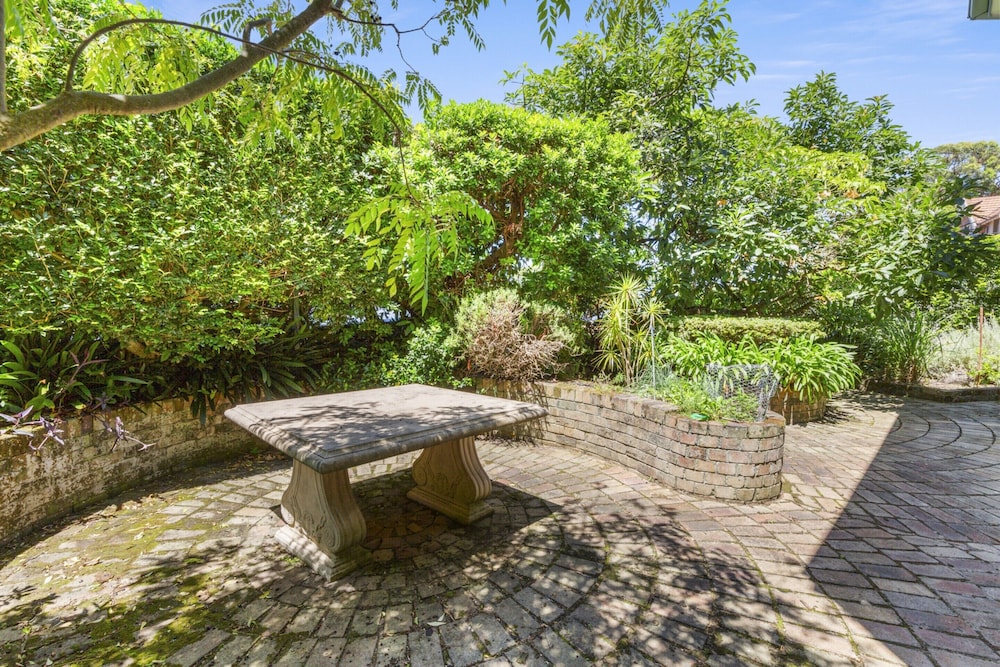 Poolside Stay - Close to Taronga Zoo & Luna Park