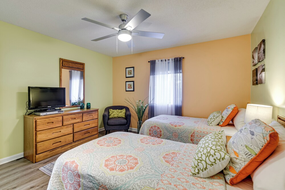 1 Mi to Coast: Myrtle Beach Condo w/ Balconies!