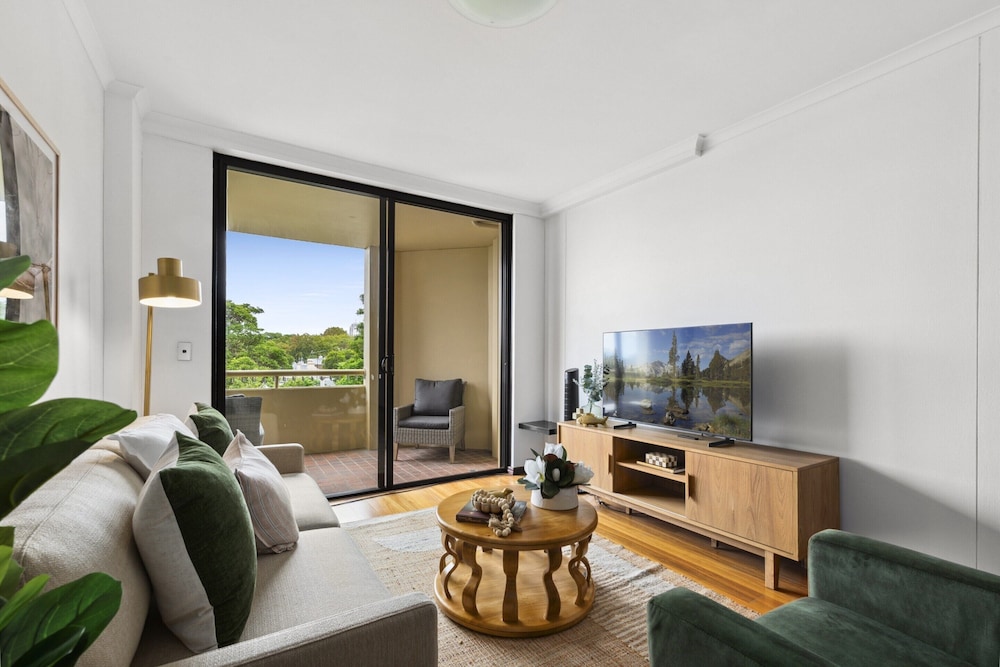 Bright & Spacious Surry Hills Apartment