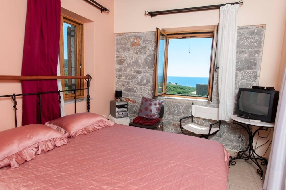 Spacious Villa Stunning Seaview - Perfect Location photo 2