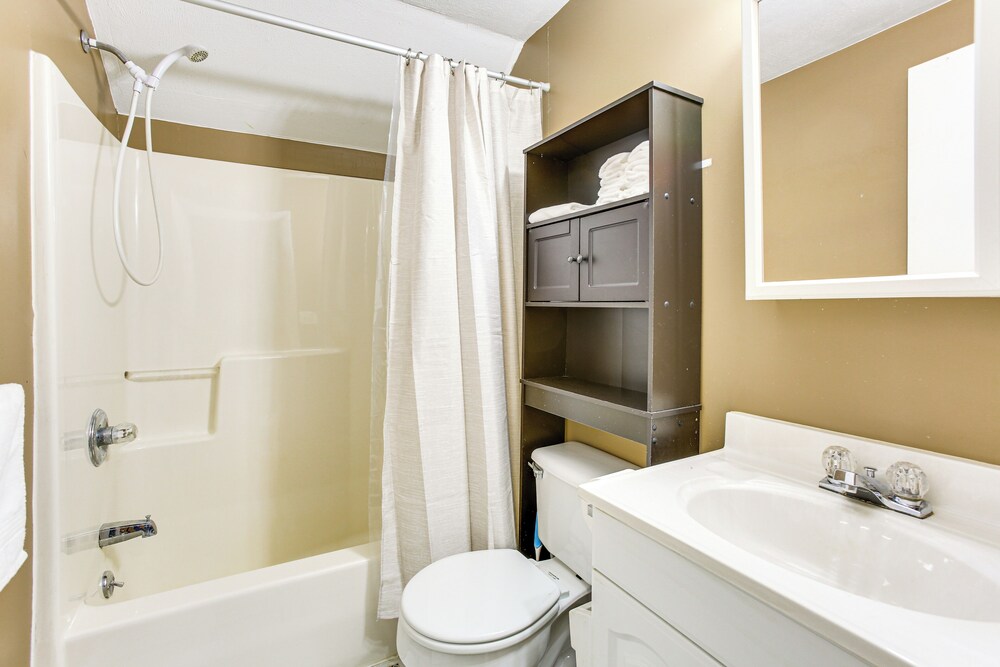 < 1 Mi to Snowmobile Trails: Cozy Cadillac Retreat