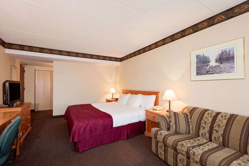 North Bay Vacations - Ramada by Wyndham Pinewood Park Resort North Bay - Property Image 33